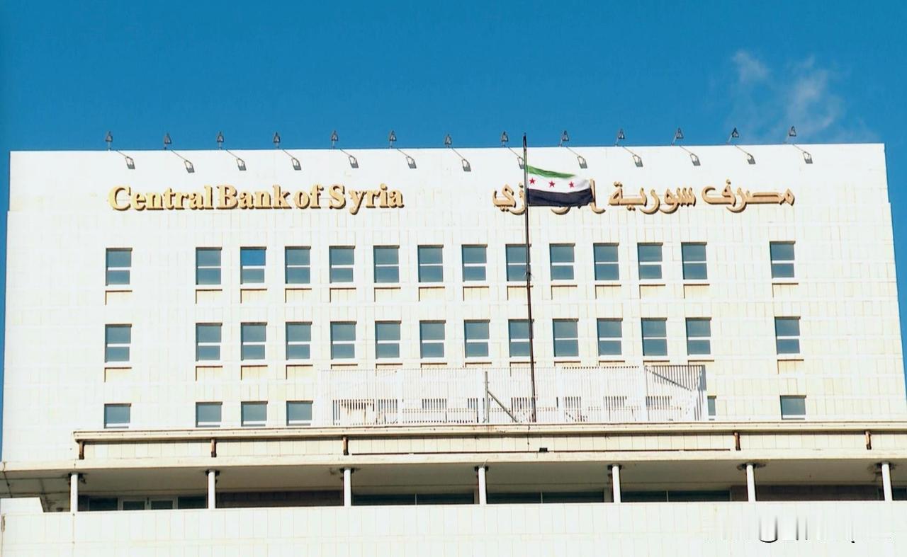 叙利亚钱不值钱到这种地步了？老百姓买东西都得用塑料袋装钱？

当地时间12月28