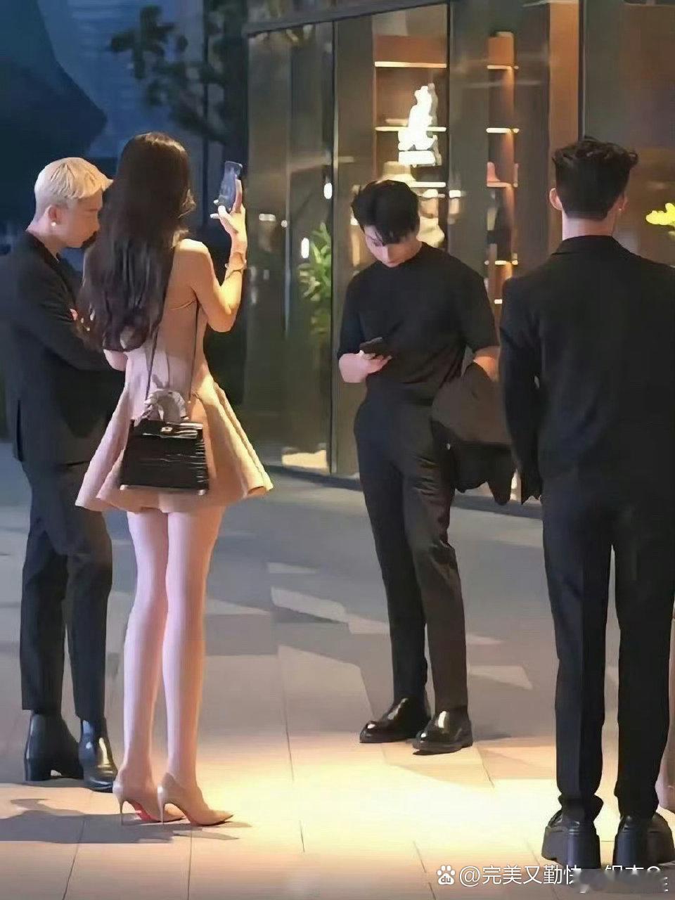 这应该就是现实版的公主与少爷吧，身材确实优越！ 