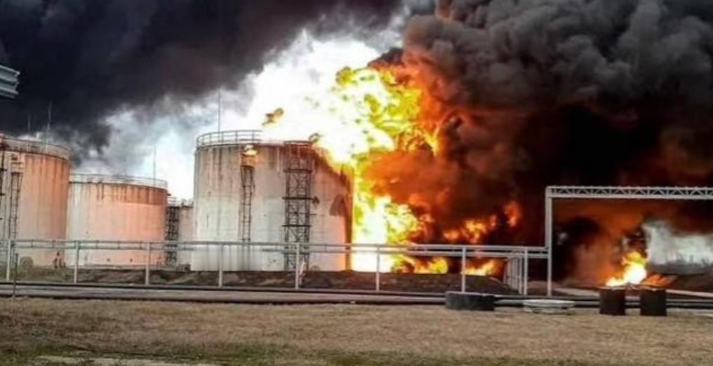 俄罗斯总算开窍了！S-300、S-400 拦不住无人机，俄炼油厂急装巨型铁丝网保