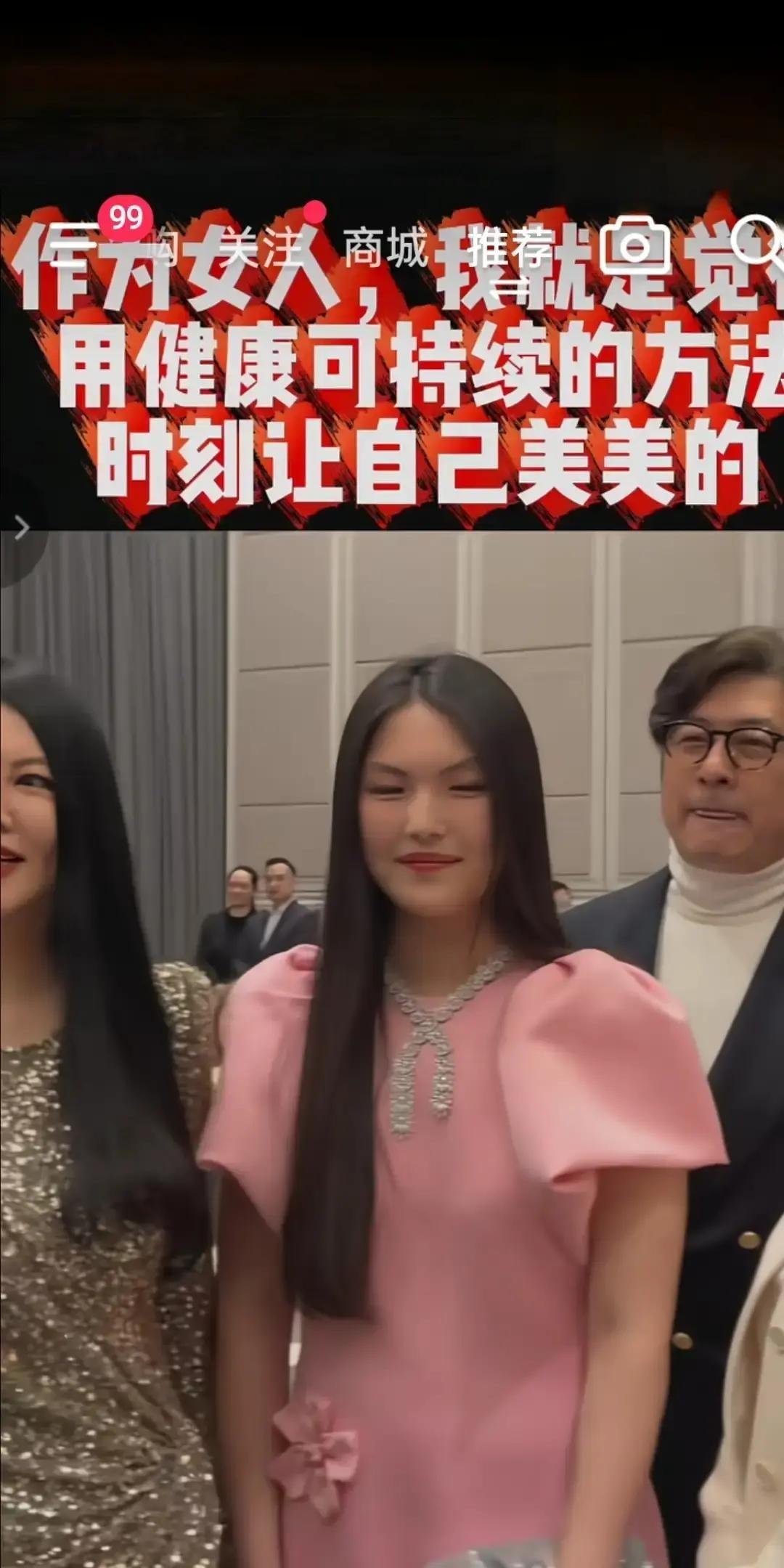 李湘带着王诗龄在品牌活动里跟大佬们热聊，王岳伦就拎着包站后面，全程陪笑插不上话。