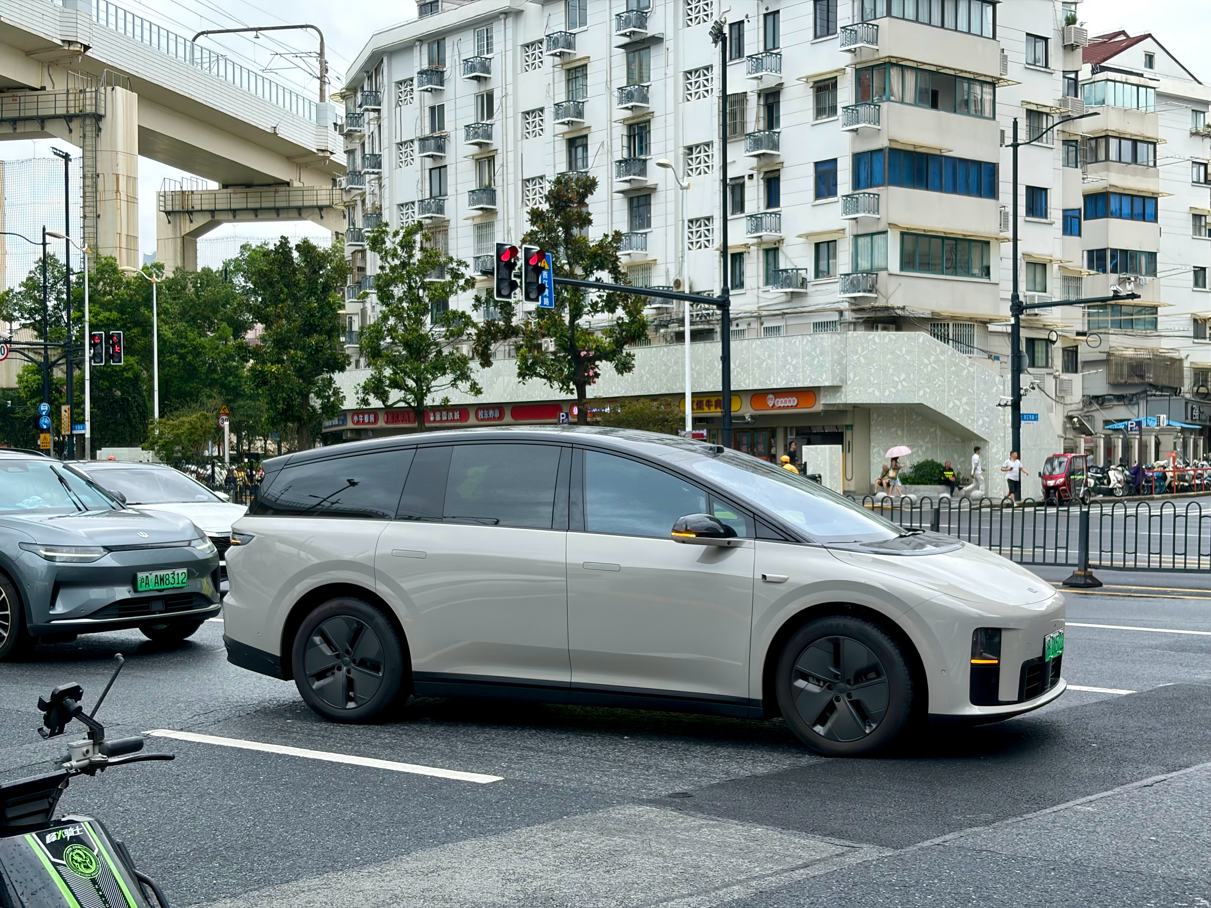 我几乎每天都能看到理想i8。之前i8改款停产，上海除了i6，基本上就没车可卖了。