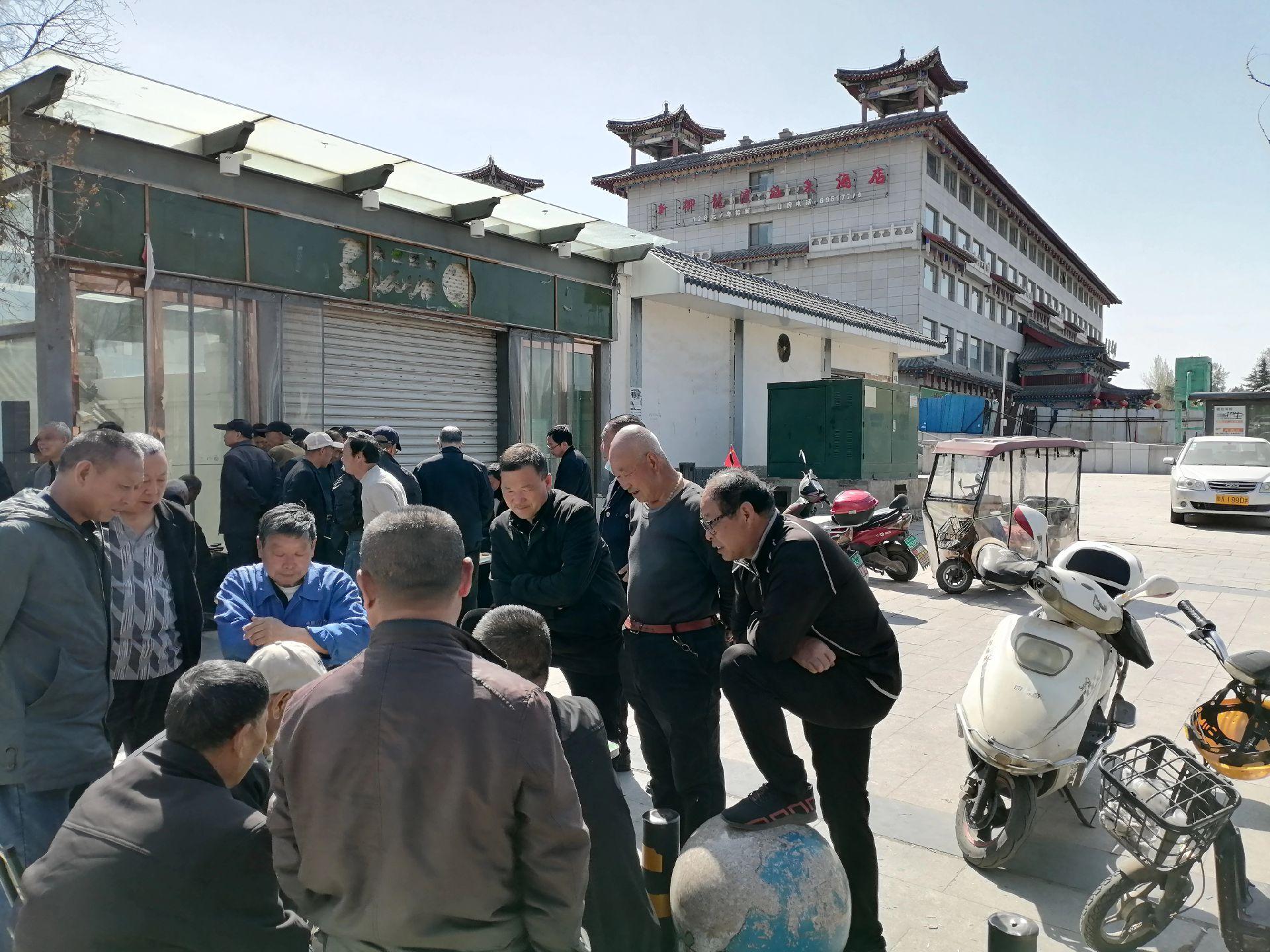 《闻书香不思饭饱！》      今天去摆摊，小长假人流并不多，我沉住气...