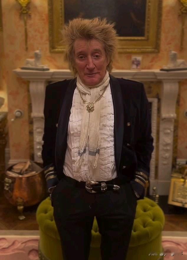 摇滚传奇人物罗德·斯图尔特猛烈抨击老朋友唐纳德·特朗普，要求他为嘲讽英国阵亡将士