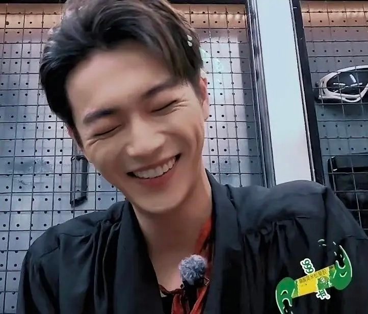 原来许凯笑起来褶子也这么多啊？ ​​​