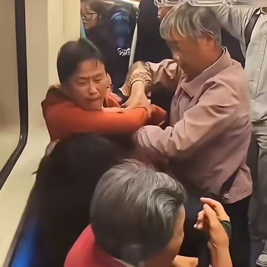 事情发生在5月8日。两位大妈上车后只有一个人有座，想让旁边女孩让座，女孩没同意。