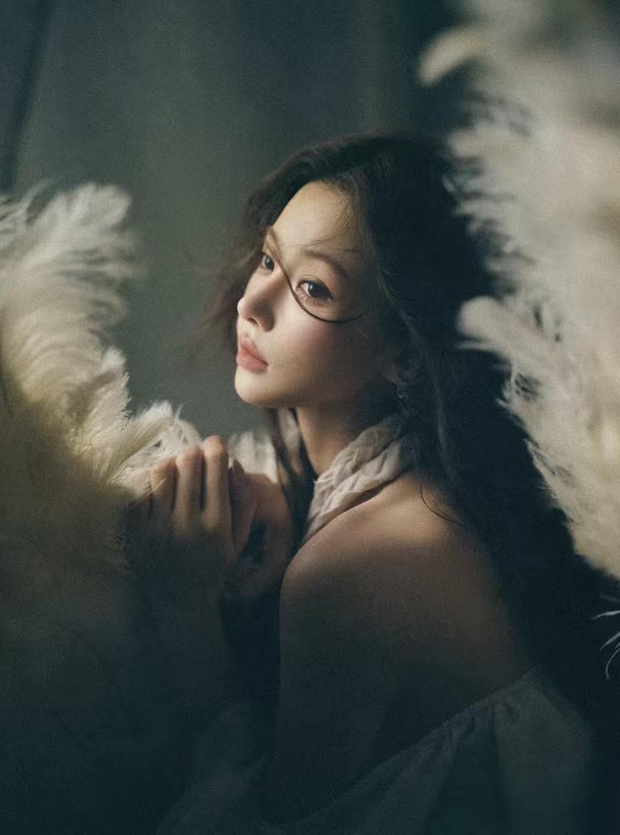 唯美的夜舞曲，是摄影师追求的极致。
半身人像采用侧机位拍摄，人物侧脸转向画面上方