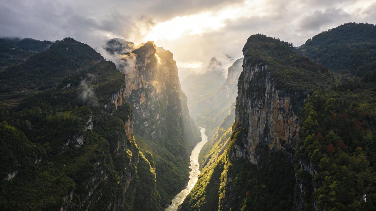 我会说：“别再为不值得的人和事内耗啦，你值得被好好对待。”
生活中我们总在为他人