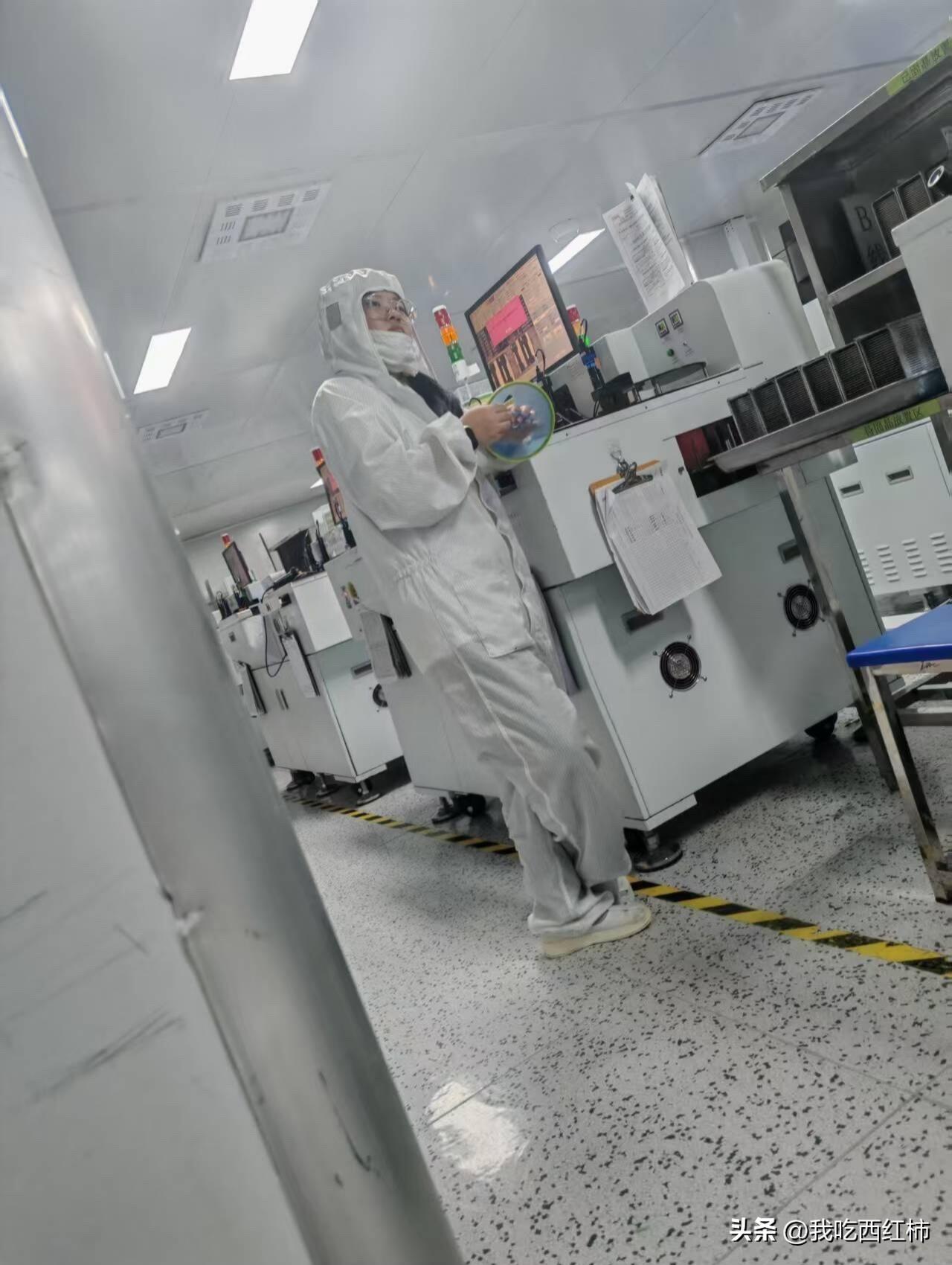 大学毕业后 我脱下了孔乙己的长衫
大学生进厂半年，我终于和自己和解了
一年前，我