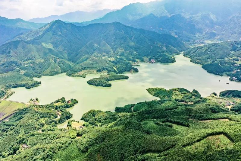 上联：青山有意妆新景，
下联：绿水含情唱老歌。