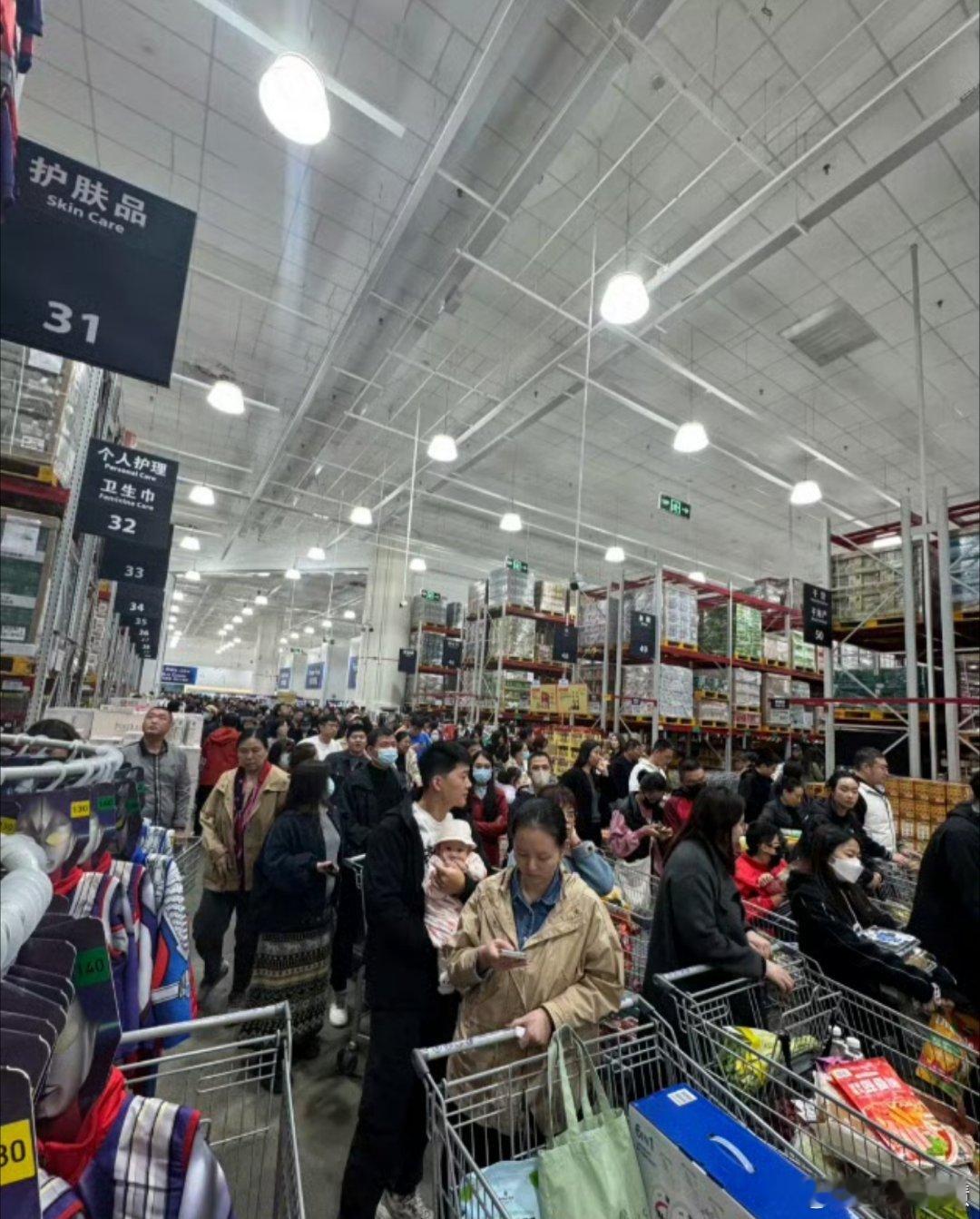 山姆回应2女子人肉占车位这几天山姆真的是要疯武汉好像可以满500-100一个个都