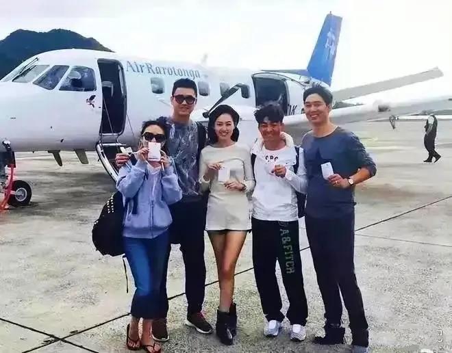 这是王宝强和前妻马蓉及宋喆外出游玩坐飞机前的合影

照片中，马蓉站在正中间，左边