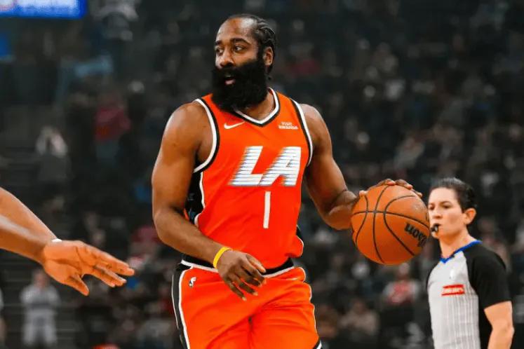 快船112-99战胜东部第1活塞，喜提4连胜。
全世界都在吹战神伦纳德，但是，我