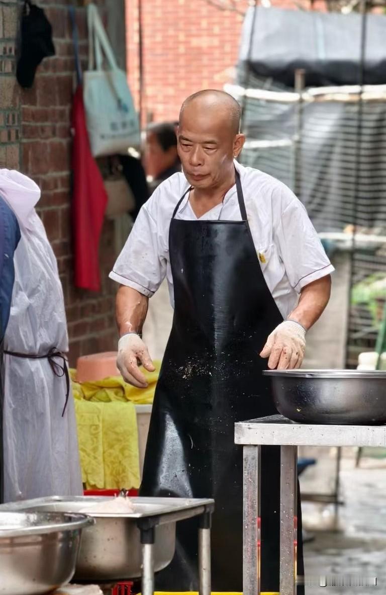 刚刚才在朋友圈看到“最不想红”的莫氏鸡煲的图片，转眼之间就又被头条推送给G到！