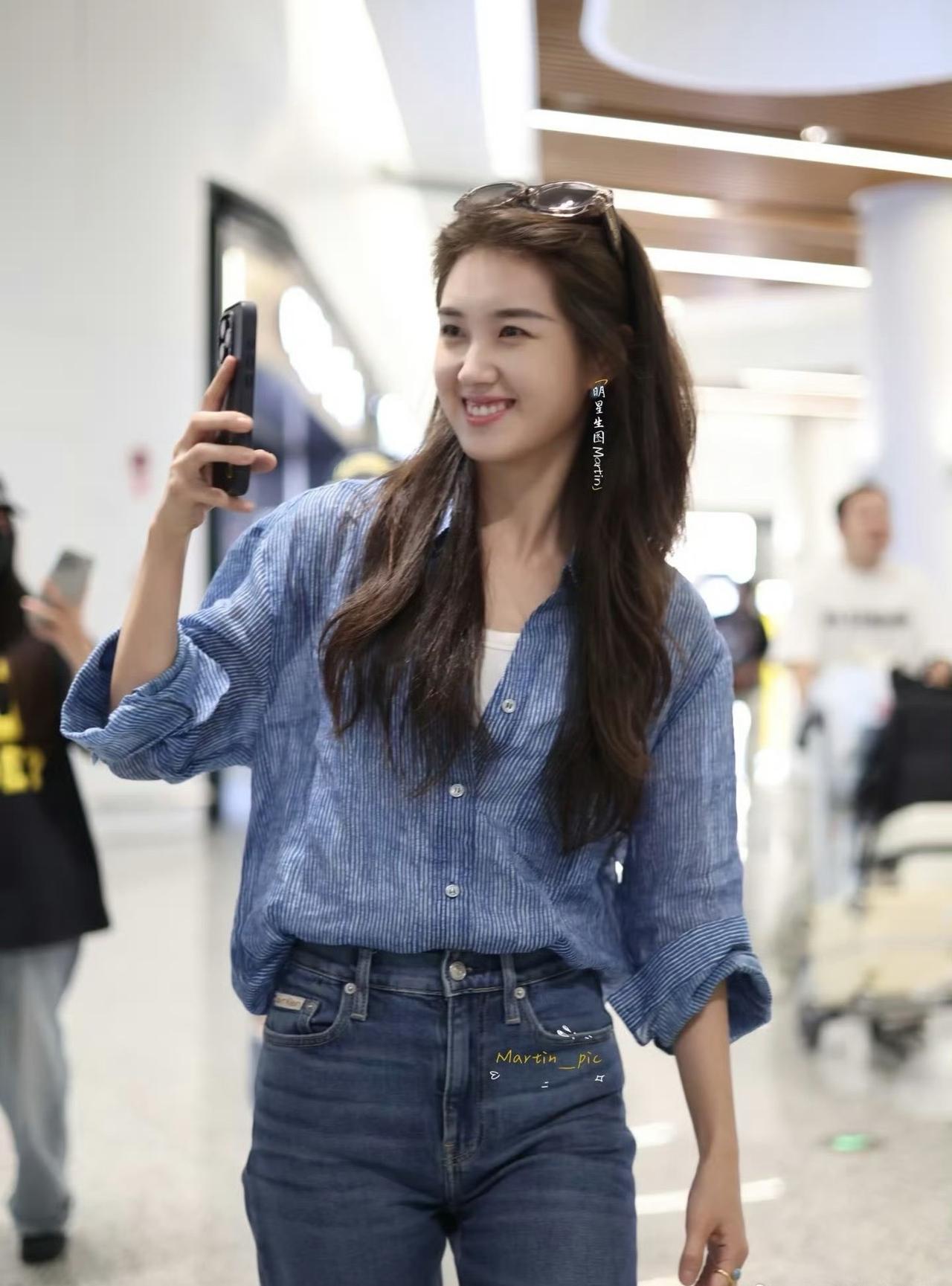 郭宇欣走红并非毫无缘由。她在巴黎登机口被人拍到，素面朝天，身着风衣，一个反派式微