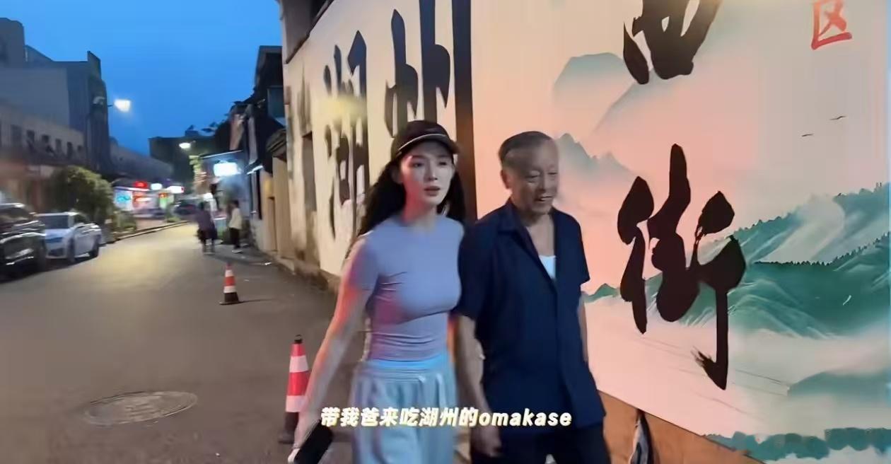 林允跟妈妈长得好像林允偷偷回老家了  林允偷偷回老家了结果妈妈出门游玩了，然后带