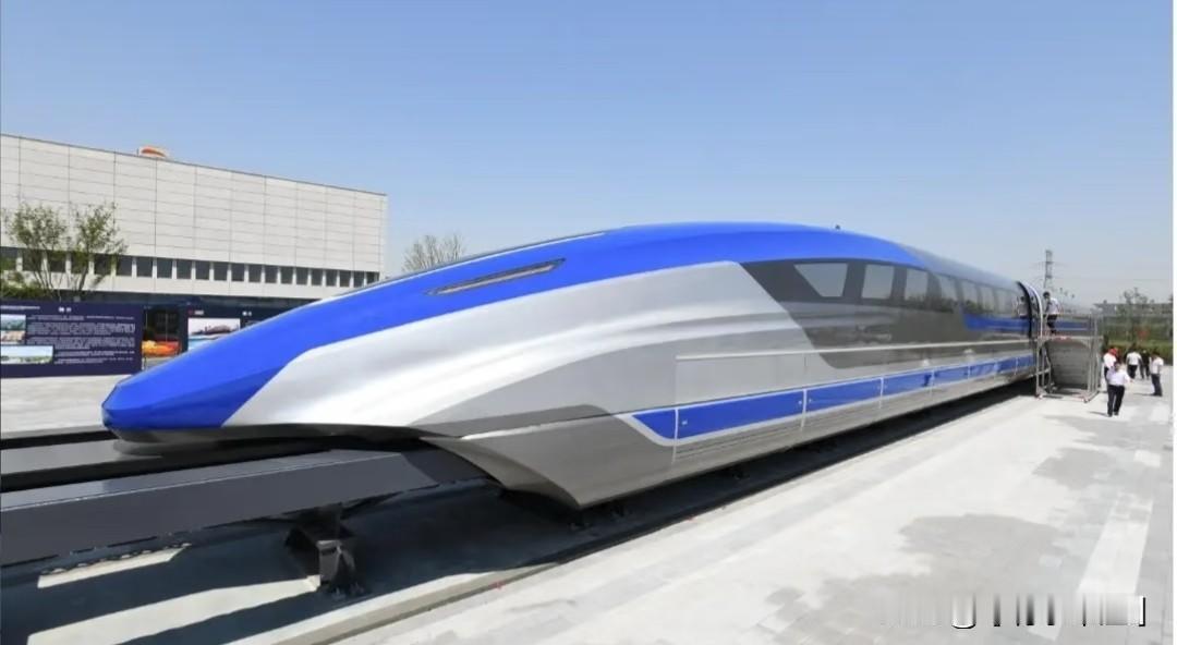 超导磁悬浮技术是目前公认的、理论上和实践中都非常安全的轨道交通技术，甚至比传统轮