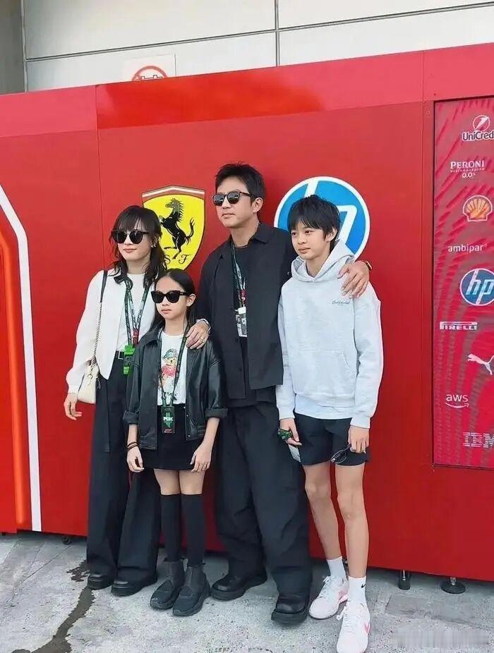 孙俪和儿子P都P不了这么像孙俪和儿子这相似度，P图都不敢这么精准复刻，基因直接C