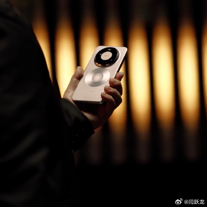 余承东刚发布的视频中，曝光了 的ID设计，相机deco部分和下面的磁吸设计形成了