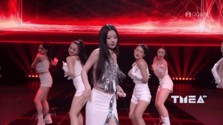#单依纯都搞唱跳了# 天呐！单依纯这是要冲破天际吗？《纯妹妹》的舞台直拍简直让我