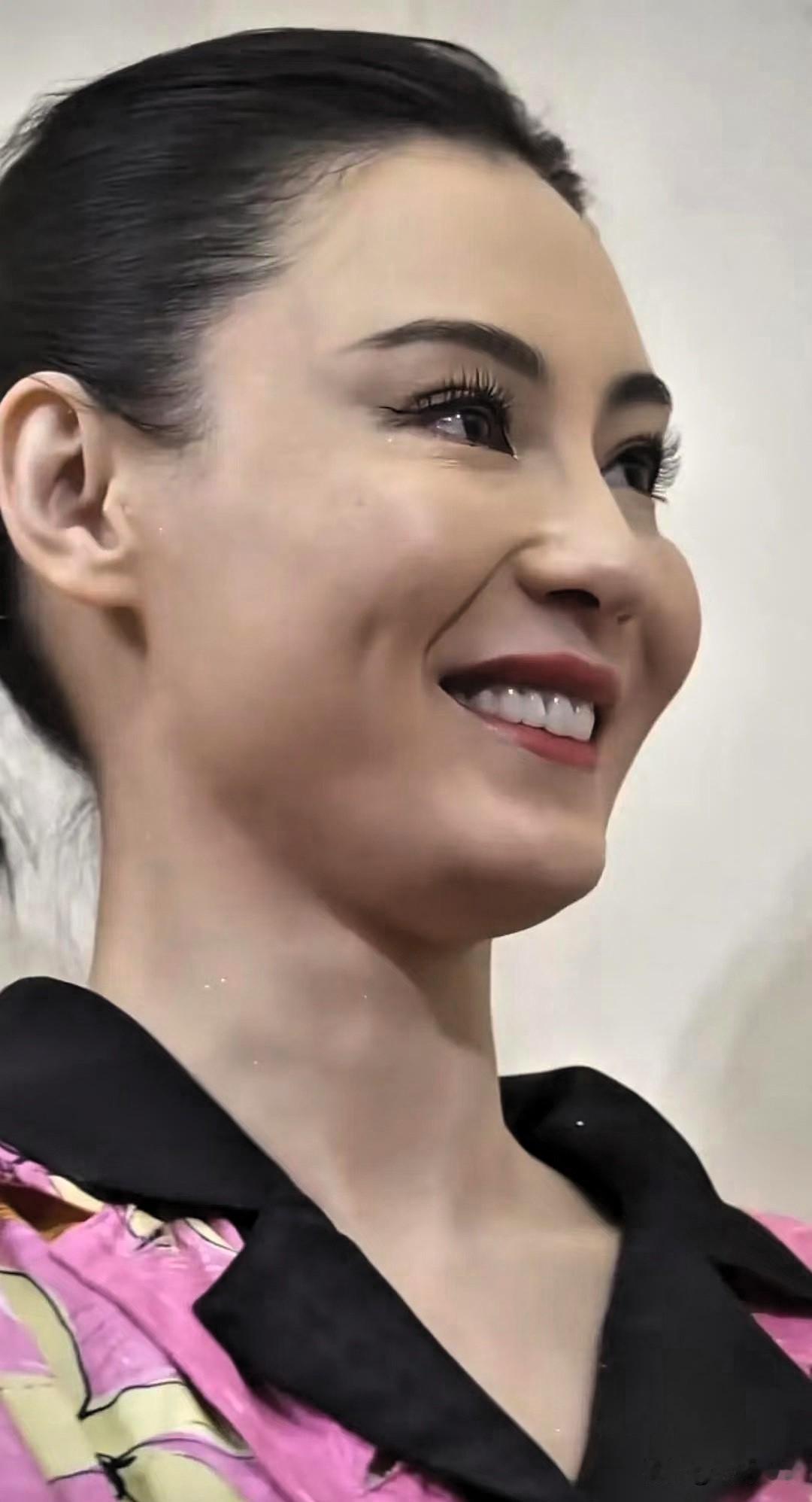 张柏芝换黑头像悼念谢贤：离婚13年，她给所有人上了一堂“体面课”


谢贤离世，