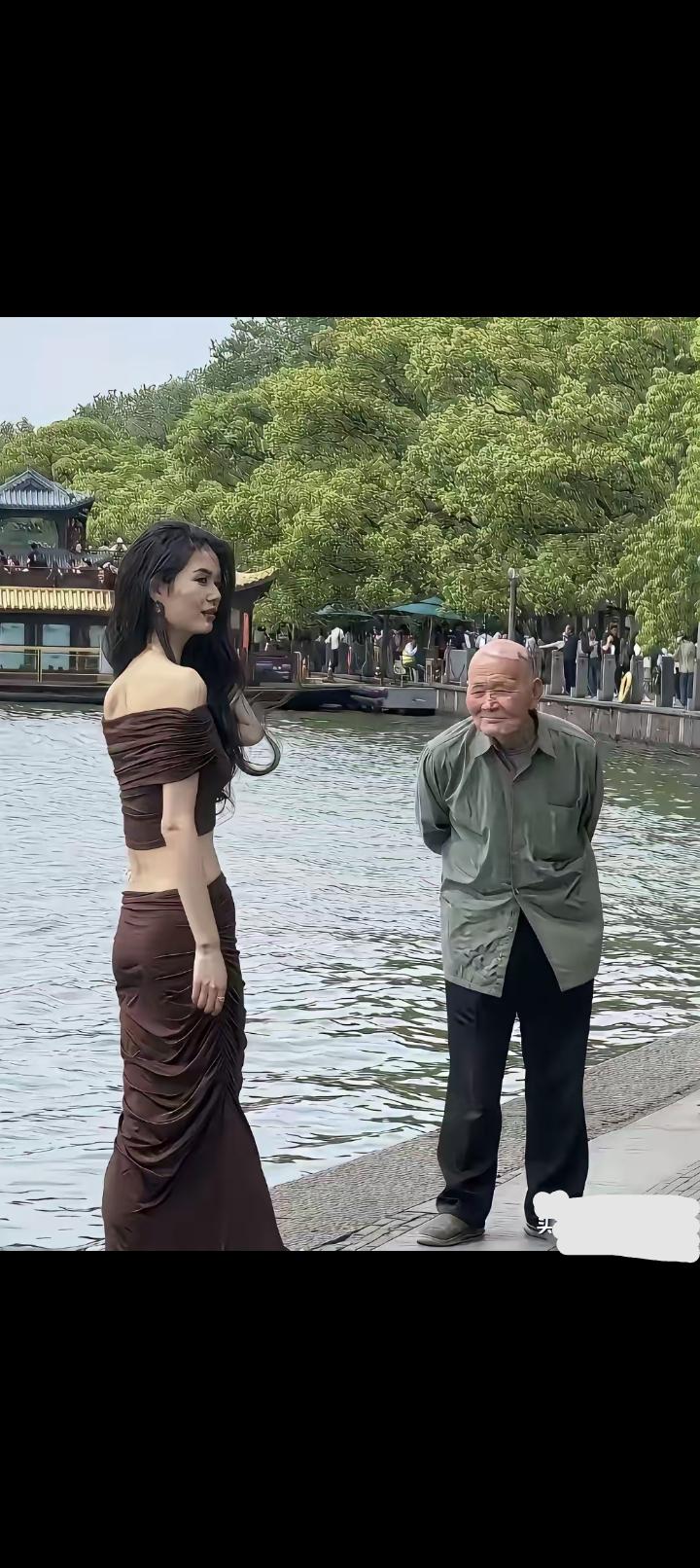 人生最大的痛苦，莫过于眼前这一幕，老人家看着眼前的美女发呆，只能干瞪眼。年龄大了
