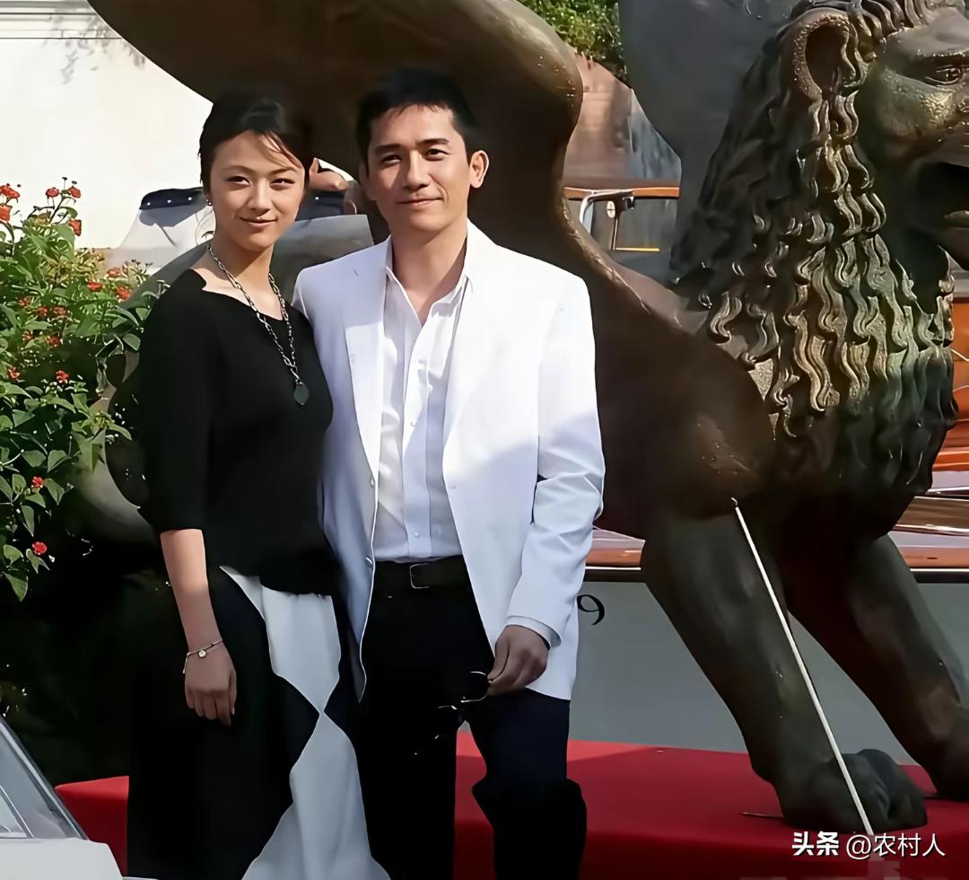 我敢打赌刘嘉玲看到这张照片，估计也会吃醋吧！你们觉得呢？
梁朝伟 汤唯