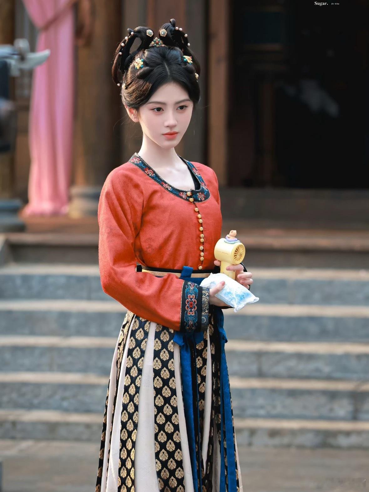 鞠婧祎和哈妮克孜顶峰相见了梦回《国风美少年》！当年鞠婧祎担任导师，哈妮克孜作为参