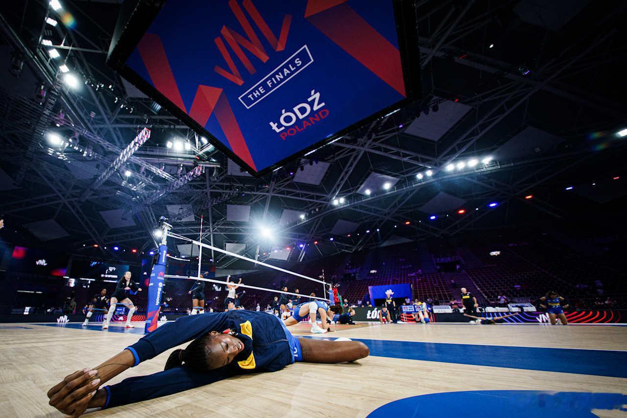 vnl2025 女排8进4淘汰赛第一场，意大利女排25-22美国拿下第一局，美国