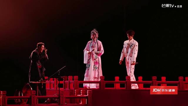 【#披荆斩棘直播# 五公微直播】
@小沈阳 @唐九洲 @颜安YA 这版《在梅边》有点东西
昆曲混说唱
