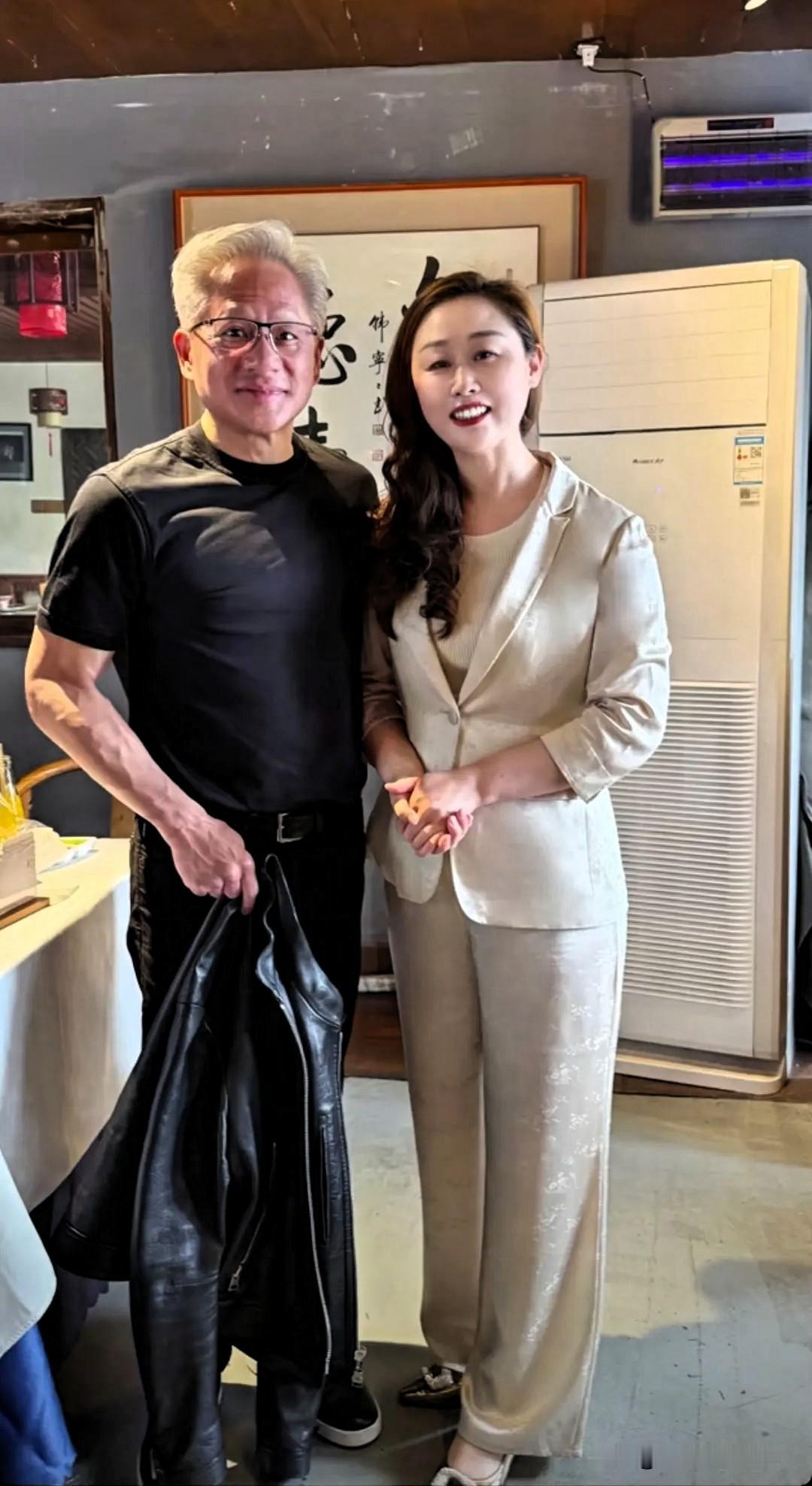 黄仁勋刚从什刹海那边走过来，

饭店女老板的朋友给她打电话说：“黄仁勋在你们楼下