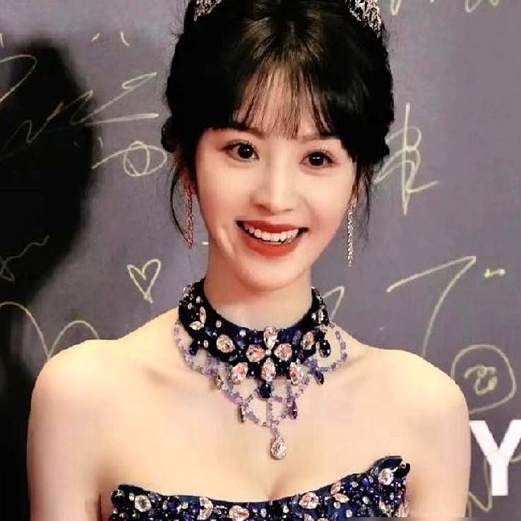 田曦薇的甜妹标签，骗了所有人。
之前有人嘲她生图黑瘦不上镜，只有见过本人的才懂