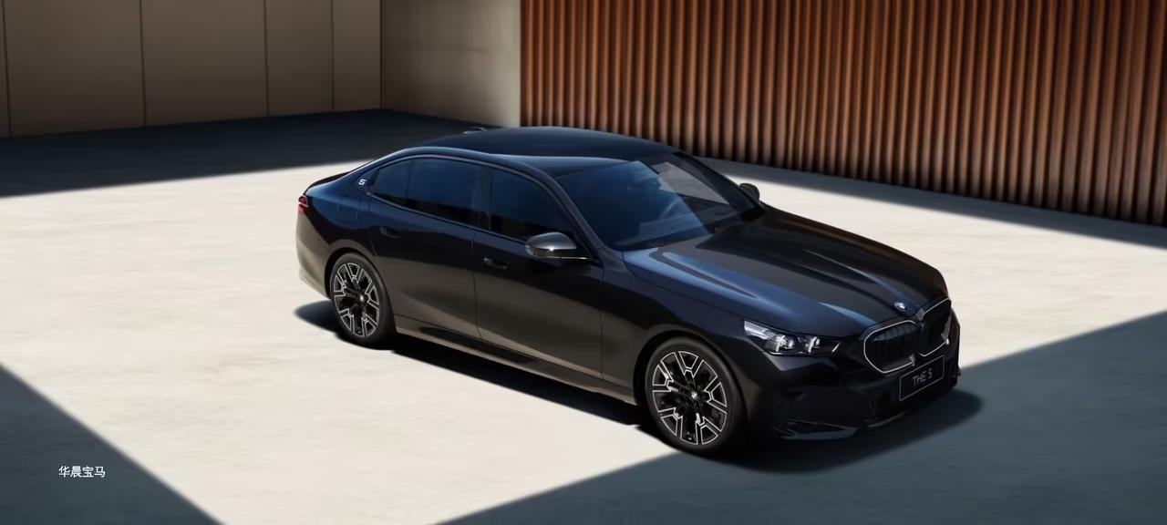 宝马终于也坐不住了！2026款宝马5系和宝马i5正式上市，起售价直接干到36.8