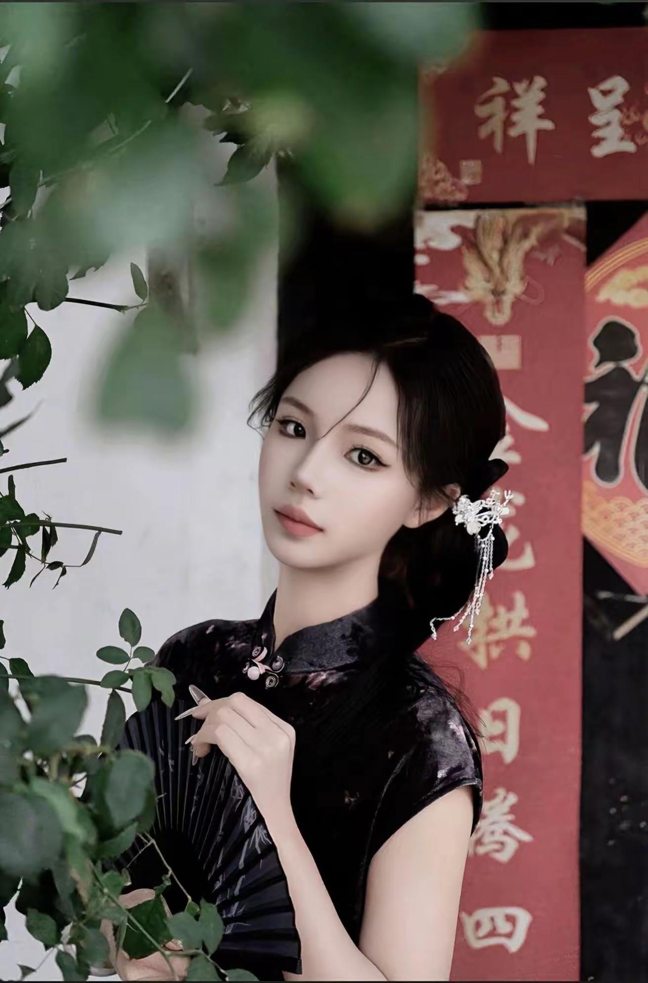 如果说读者用阅读这块美丽的面纱暂时遮盖住人生的悲剧面目，那么创作者则需要揭开面纱