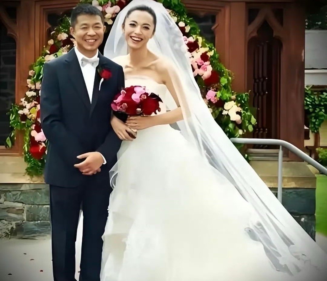 姚晨与曹郁2012年举行婚礼姚晨曹郁官宣离婚啊，怎么就官宣离婚了？姚晨与曹郁20