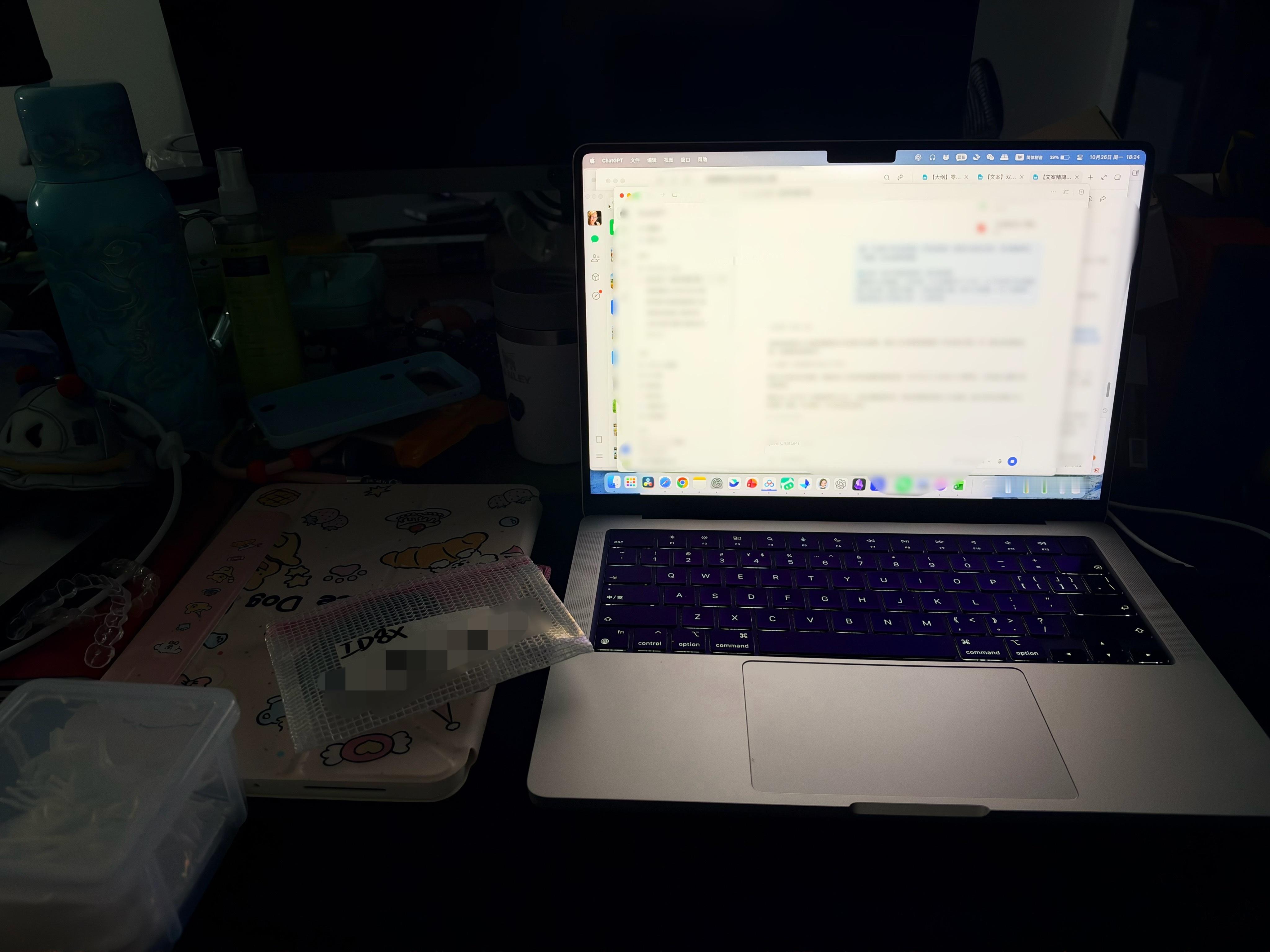 有点子无语…工作室停电两小时了，还不来电黑灯瞎火的干活都还好头疼的是车在棚里，卷