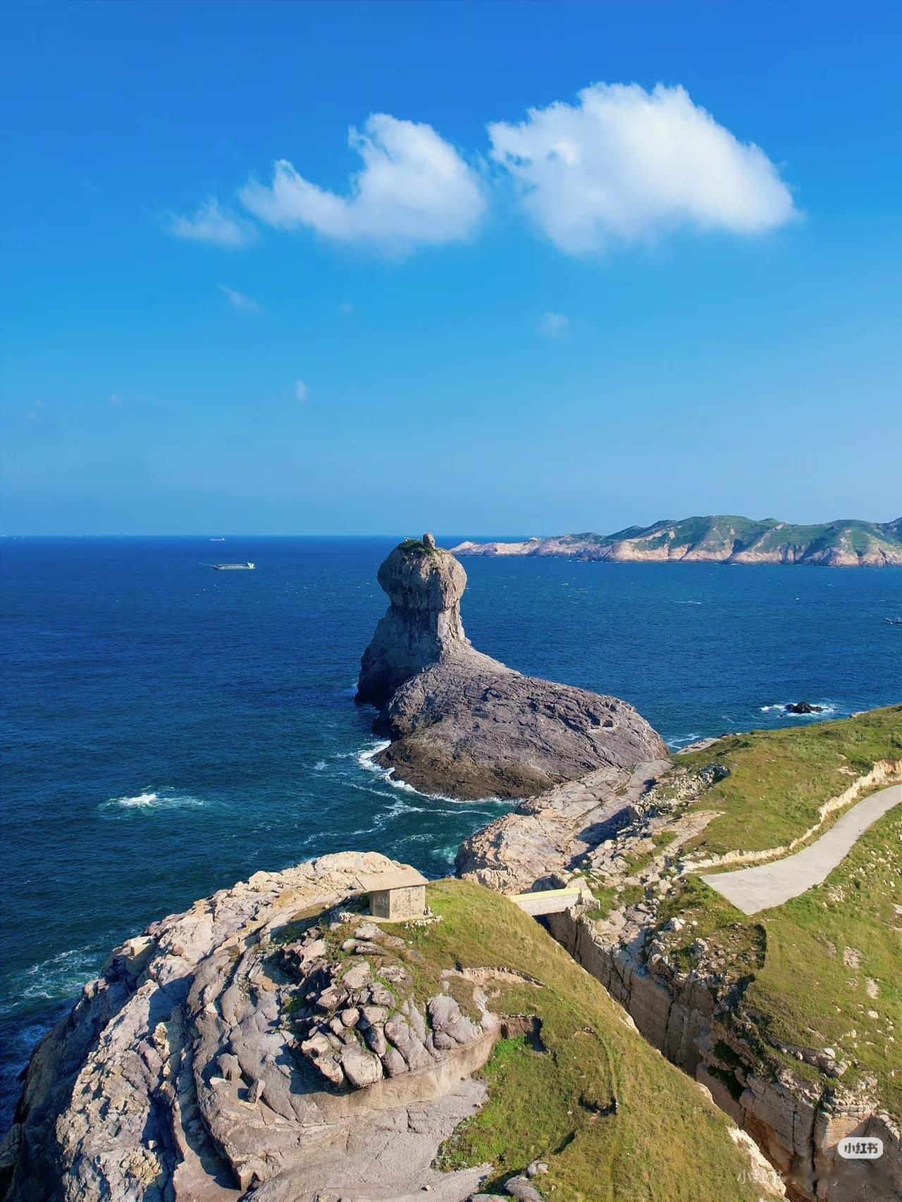 真的不是国外！是福建不为人知的避世海岛！！！
.
山海相间 牛羊成群
坐在草坪上