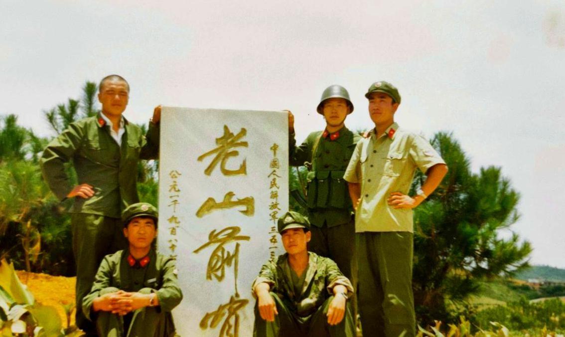 1984年，硝烟弥漫的老山前线，战士黄登平正坚守在哨位上。就在他警觉扫视的瞬间，