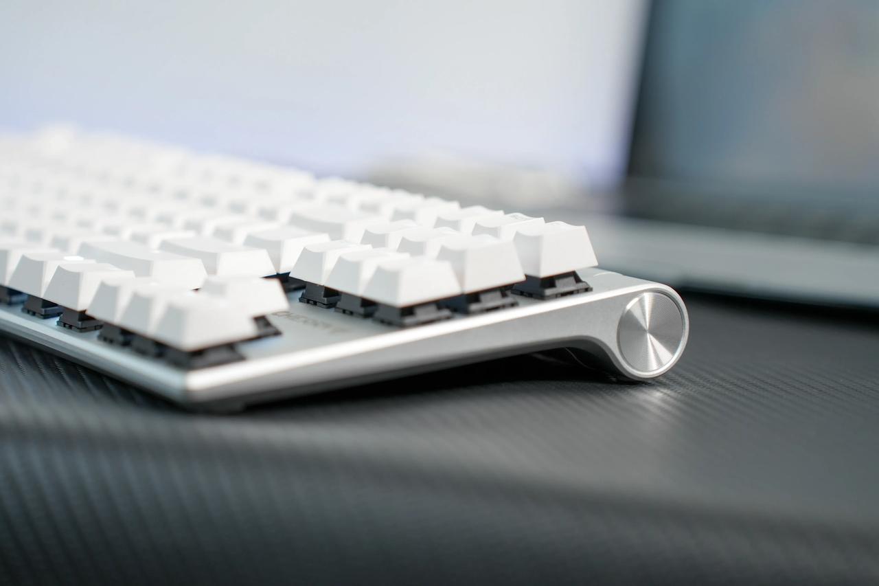 今天是520，给想送礼物的朋友推荐个键盘 —— CHERRY MX8.0，这款男