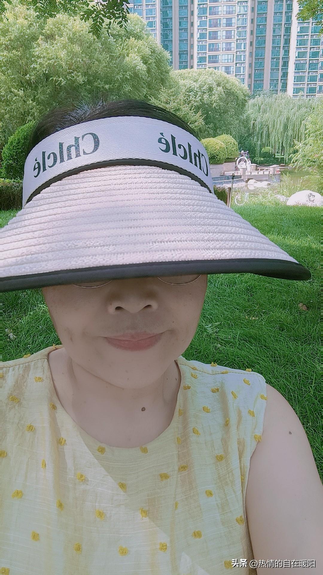 傍晚六点，暑气渐消，我出门散步。孩子不在家，吃饭简单。早晨，一碗铁棍山药粉、一块