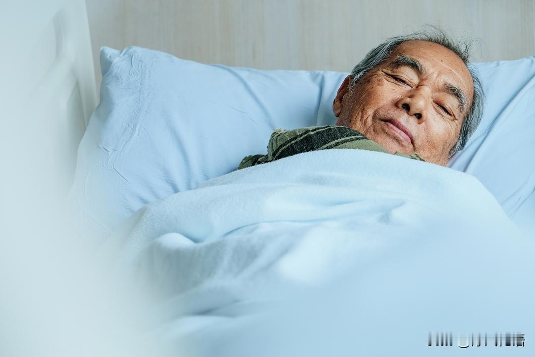 我自己认为，裸睡并不能提高睡眠质量。尝试裸睡，时常梦见自己在大庭广众之下没有穿裤