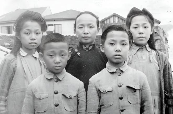 1949年，上海解放后，抗日英雄谢晋元遗孀带着4个儿女流落街头、走投无路，抱着试