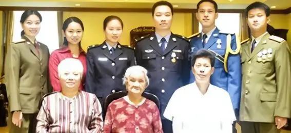 1995年，16岁流浪女孩被一位陌生人带回家当保姆，十分受雇主一家人的喜欢，没想