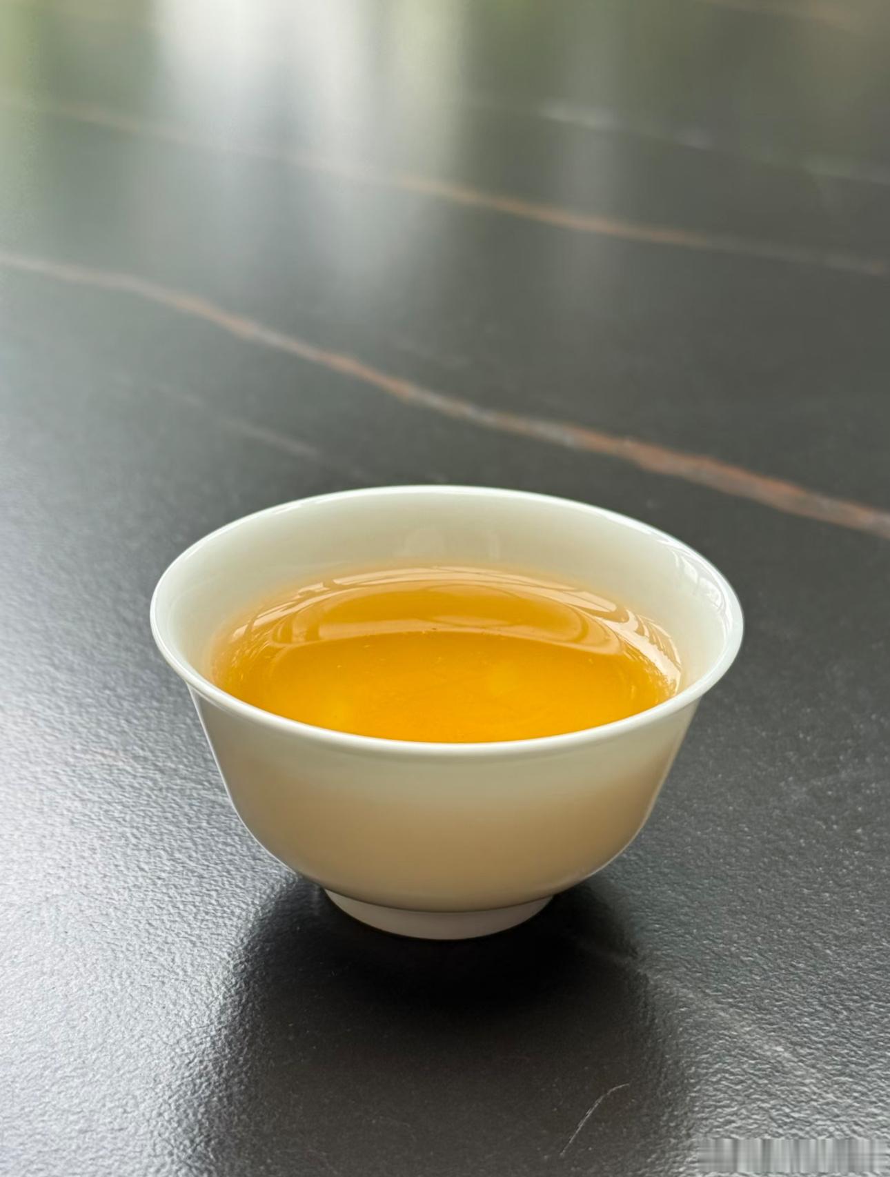 回家、饮茶🫖我喝的就是58元/罐=100克这款，干茶开袋闻味有蜜香，泡开茶汤甜