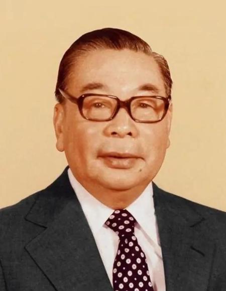 1988年，蒋经国去世的时候，将位置传给了李登辉。但以他的实力和威望，完全可将台