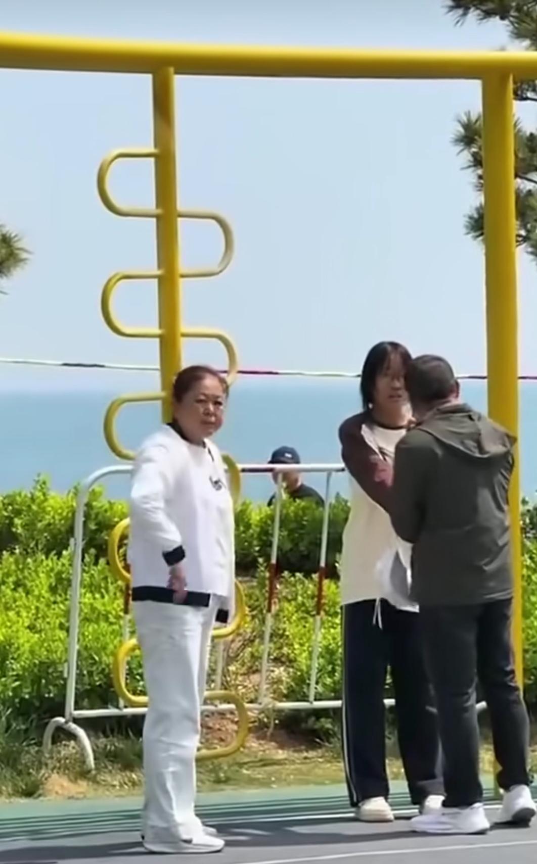 山东大爷大妈这样对待这个女孩，合理吗？这样的老人是怎么教育好自己的孩子的？坐等后