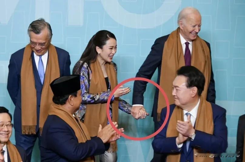 发现没有？这个泰国总理佩通坦感觉有点像演员张小斐，年纪轻轻就有能力担任这么重要的