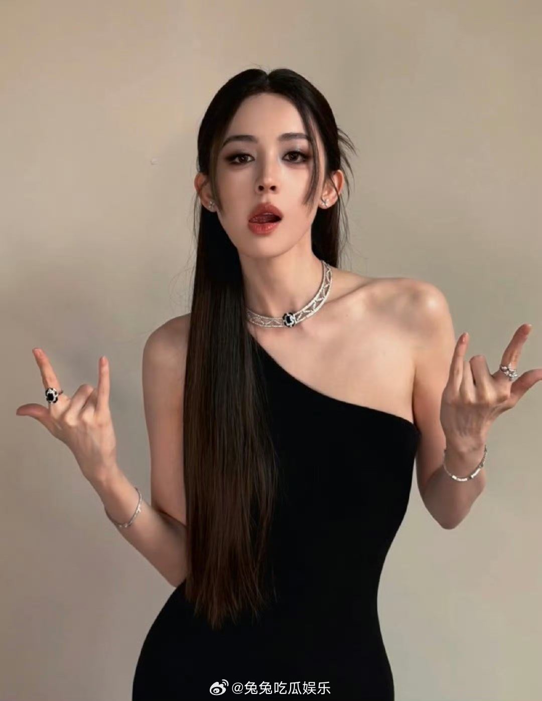 娜扎用男生拍照姿势出片娜扎不具任何讨好感的拍照动作 姐感十足 