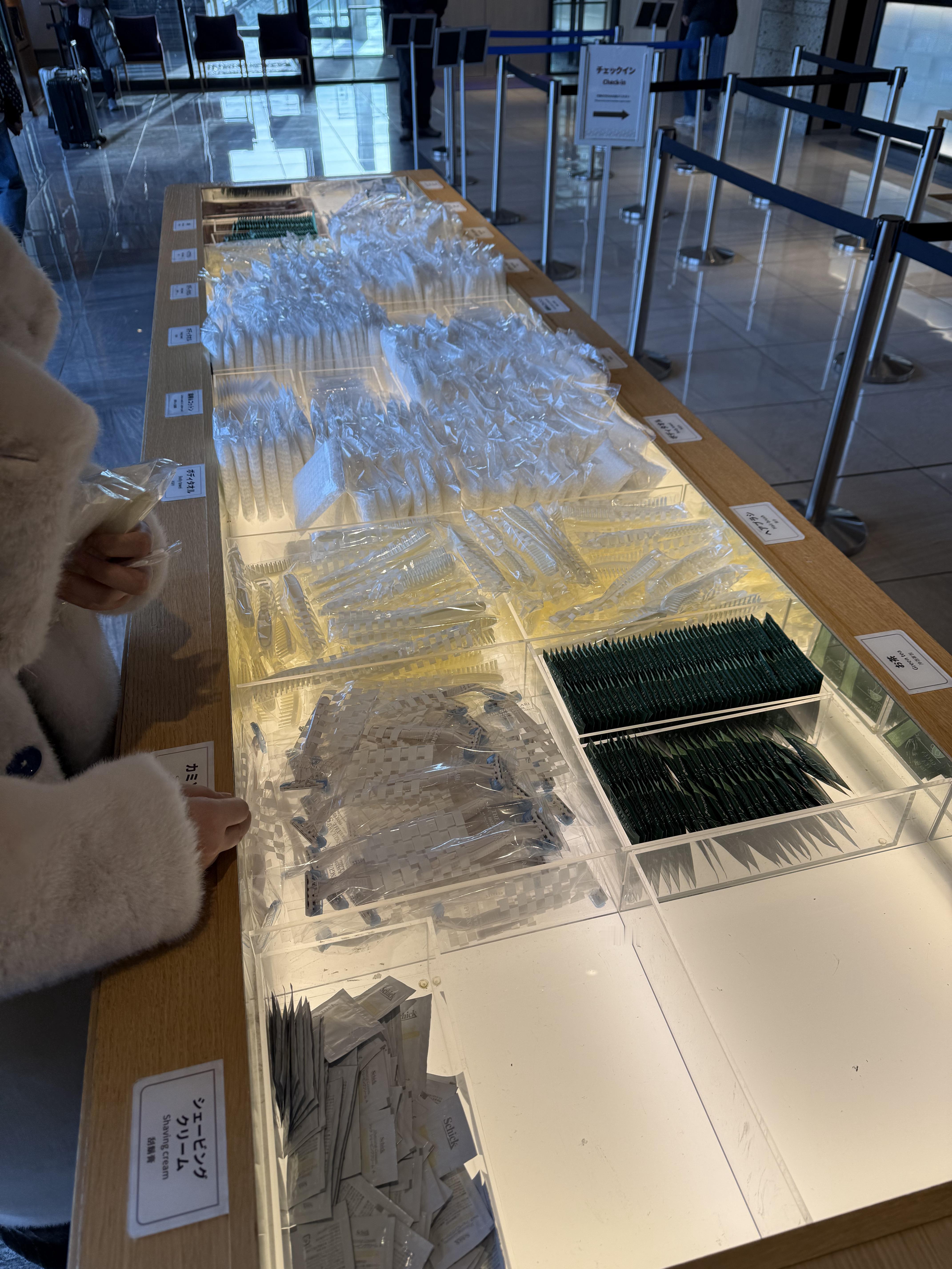 酒店可以学习下这个，备品摆在大堂吧自助取用，规规矩矩拿取的话也挺环保的，当然，就