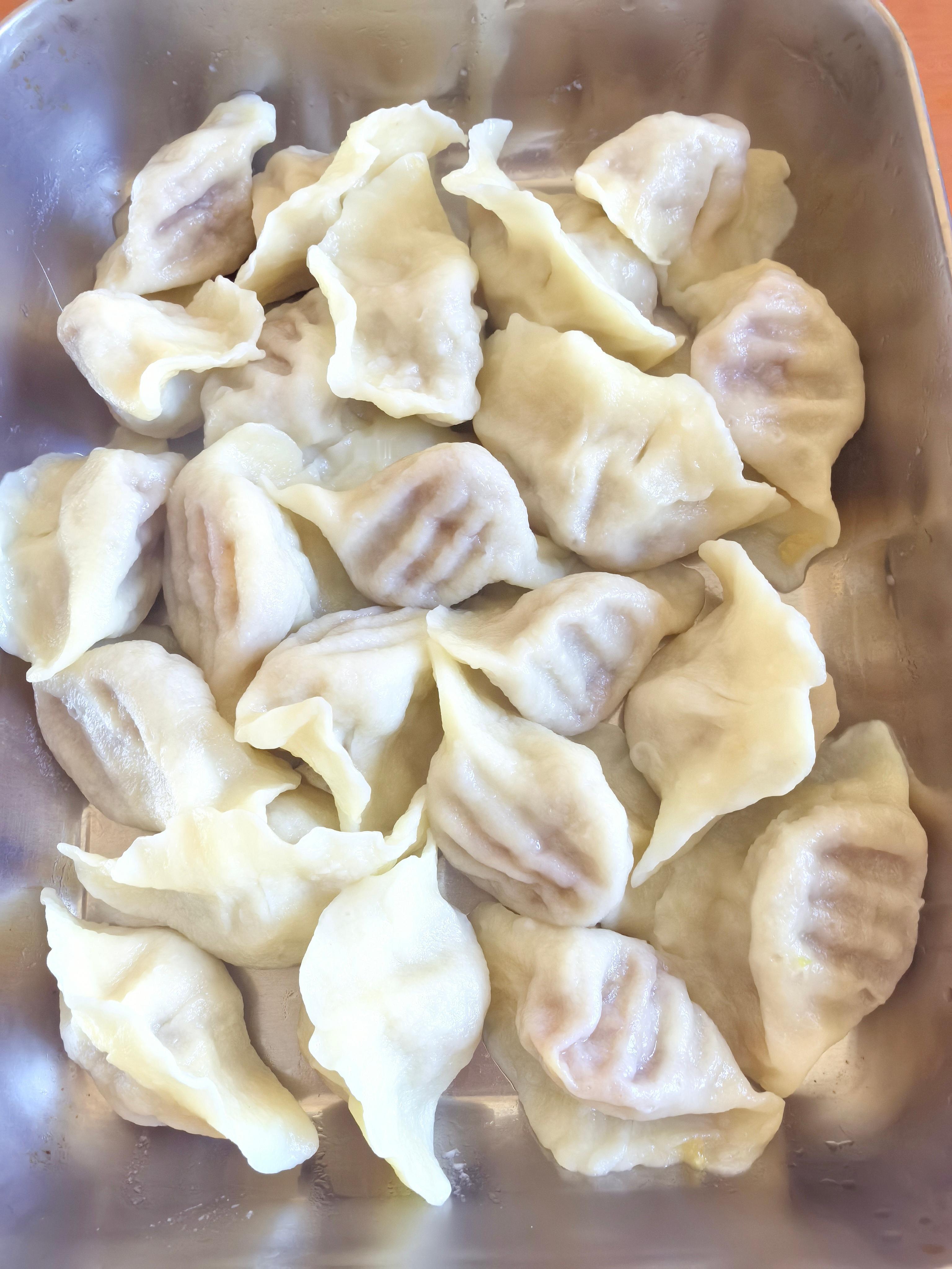 今天午饭吃饺子，跟老妈一起包速度就是快！ 