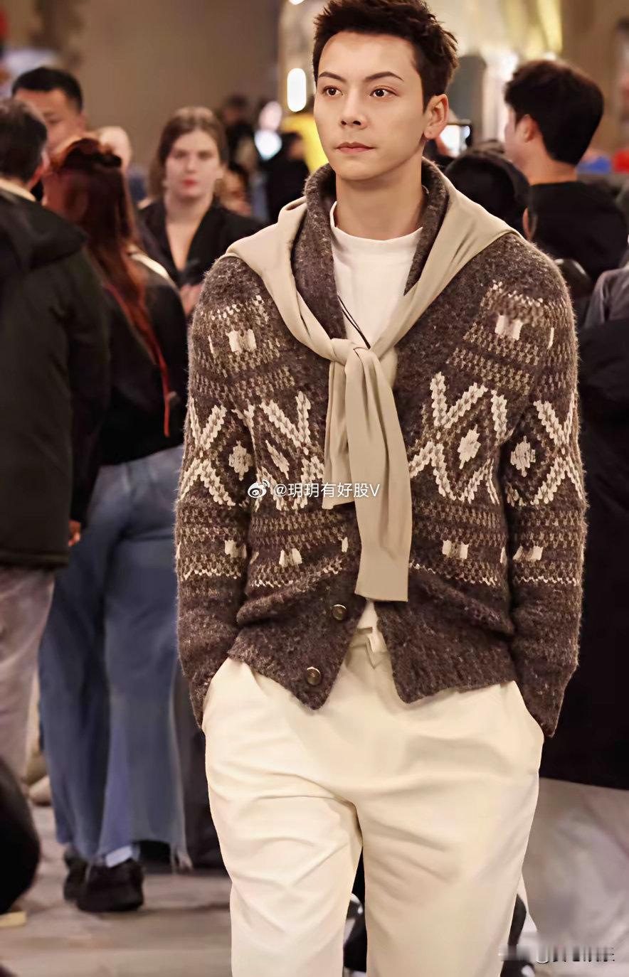 太帅了陈伟霆，怎么越来越好看了  这品牌方该找伟霆签约了，伟霆的穿搭直接拉高品牌
